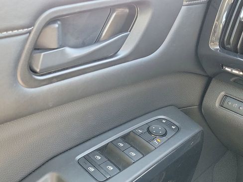 Used 2025 Nissan Pathfinder SV FWD image 23