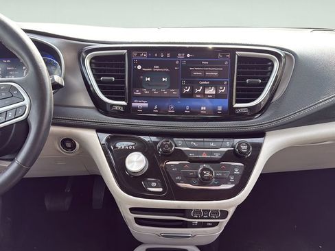 Used 2022 Chrysler Pacifica Touring-L AWD/4WD image 17