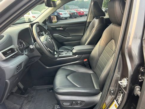 Used 2024 Toyota Highlander XLE AWD/4WD image 14
