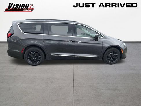 Used 2017 Chrysler Pacifica Touring-L w/ Tire & Wheel Group FWD image 5