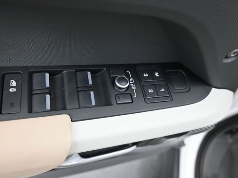 Used 2021 Land Rover Defender 110 SE image 21