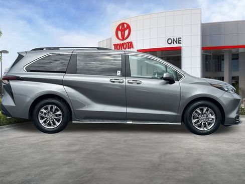 Used 2026 Toyota Sienna XLE FWD image 3