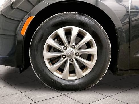 Used 2017 Chrysler Pacifica Touring w/ Tire & Wheel Group FWD image 8