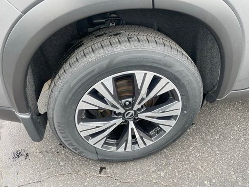 Used 2023 Nissan Rogue SV image 3