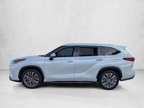 Used 2023 Toyota Highlander Platinum FWD image 2