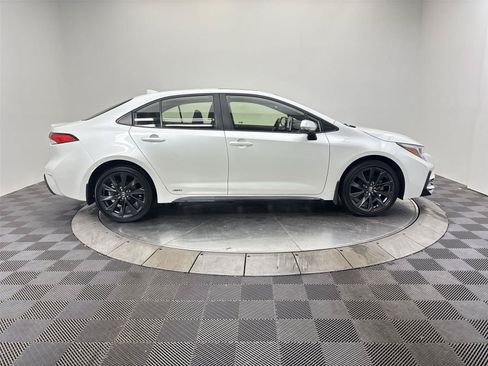 Used 2025 Toyota Corolla SE w/ SE Premium Package AWD/4WD image 17