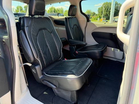 Used 2023 Chrysler Pacifica Limited FWD image 15