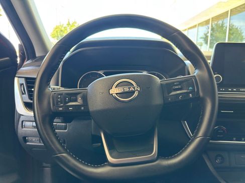 Used 2025 Nissan Rogue SV FWD image 29