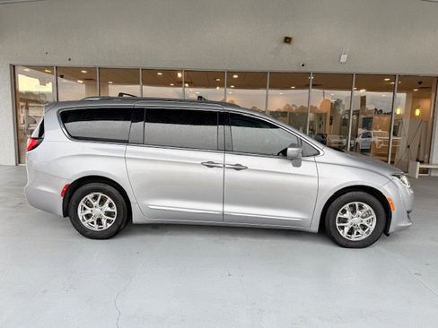 Used 2020 Chrysler Pacifica Touring-L image 1
