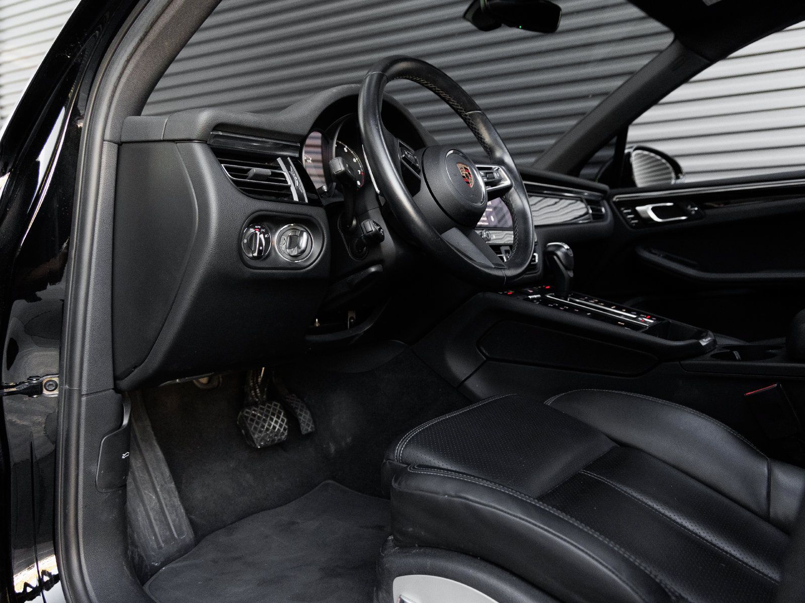 Used 2023 Porsche Macan AWD/4WD image 4