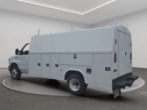 Used 2024 Ford E-450 and Econoline 450 Super Duty w/ Power Windows & Locks Group RWD image 4