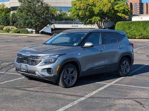 Certified 2025 Kia Seltos LX AWD/4WD image 2