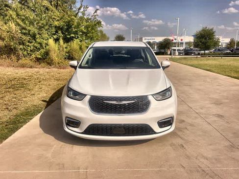 Used 2023 Chrysler Pacifica Touring-L FWD image 7