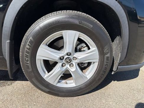 Used 2024 Toyota Highlander LE FWD image 25