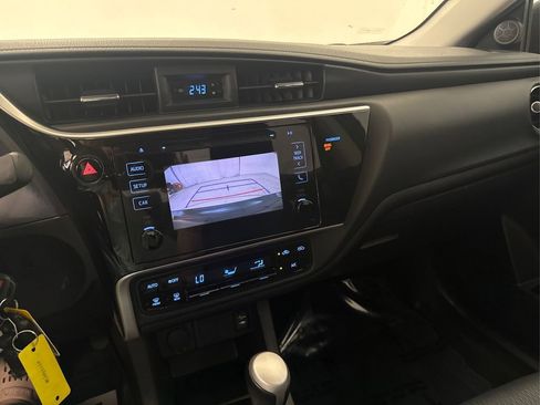 Used 2018 Toyota Corolla LE image 36