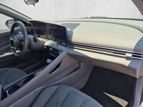 Used 2025 Hyundai Elantra SEL FWD image 17
