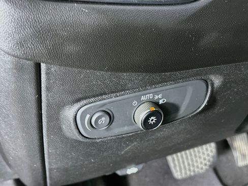 Used 2019 Chevrolet Equinox LT FWD image 17