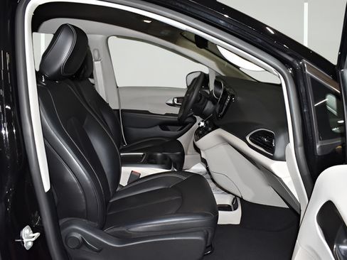 Certified 2024 Chrysler Pacifica Touring-L FWD image 17