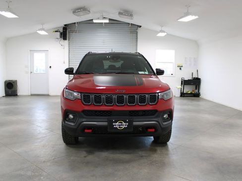 Used 2025 Jeep Compass Trailhawk image 3