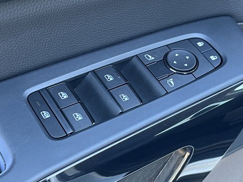 Used 2024 Nissan Pathfinder S image 19