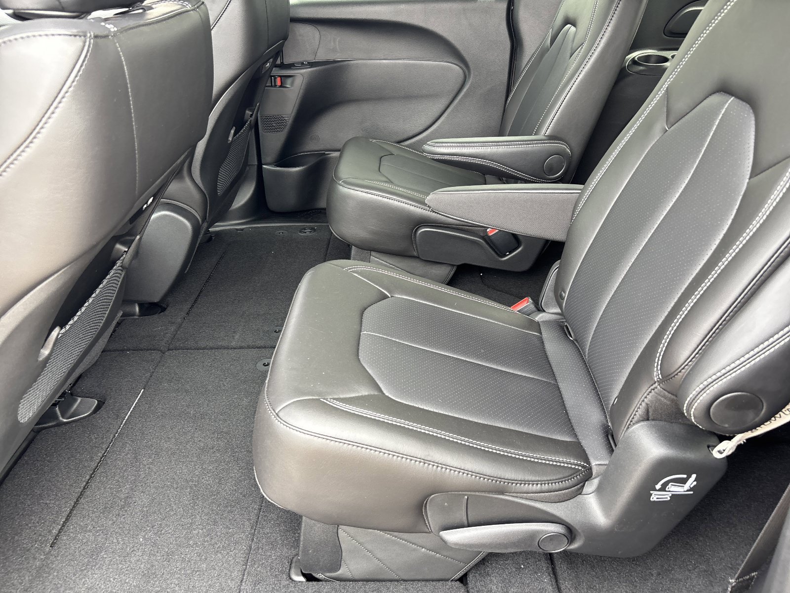 New 2026 Chrysler Pacifica Select w/ S Appearance Package FWD image 14