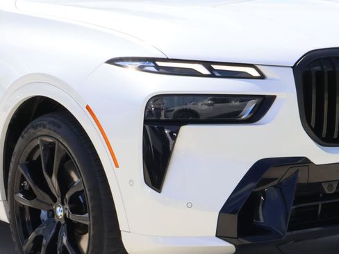 Used 2025 BMW X7 M60i image 9