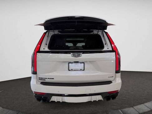 Used 2023 Cadillac Escalade V w/ LPO, ONYX Package image 7