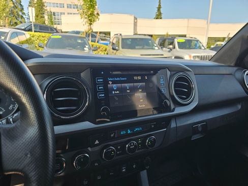 Used 2017 Toyota Tacoma TRD Off-Road w/ Premium & Technology Package AWD/4WD image 27