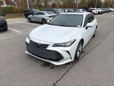Used 2019 Toyota Avalon XLE image 2