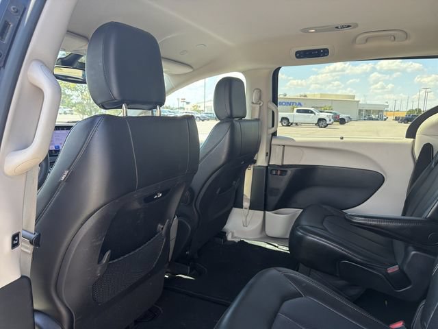 Used 2023 Chrysler Pacifica Touring-L FWD image 13