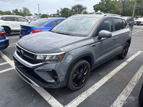 Used 2023 Volkswagen Taos SE w/ Panoramic Sunroof Package image 2