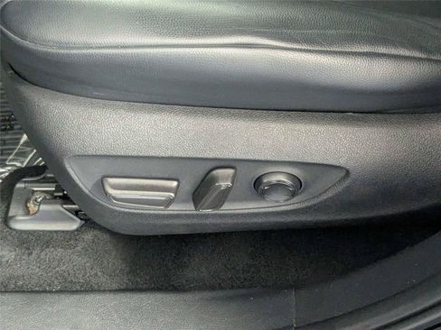 Used 2021 Toyota Highlander XLE FWD image 13