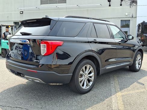 Used 2023 Ford Explorer XLT w/ Equipment Group 202A AWD/4WD image 4