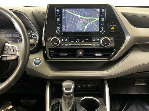 Used 2021 Toyota Highlander XLE image 31