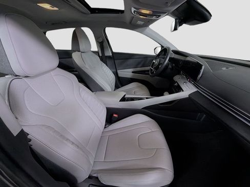 Used 2025 Hyundai Elantra Limited FWD image 31