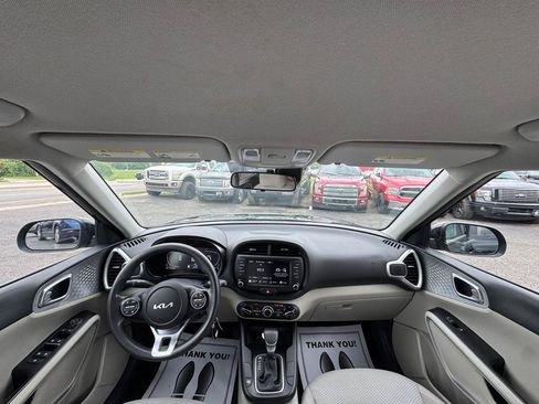 Used 2023 Kia Soul LX w/ LX Technology Package FWD image 9