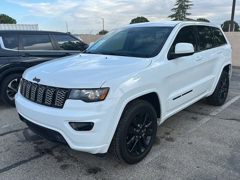 Used 2020 Jeep Grand Cherokee Altitude AWD/4WD image 2