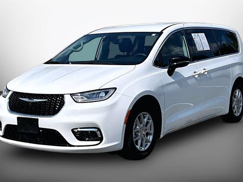 Used 2024 Chrysler Pacifica Touring-L FWD image 4