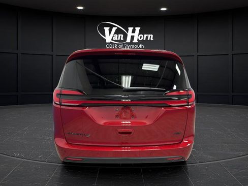 New 2026 Chrysler Pacifica Select image 4