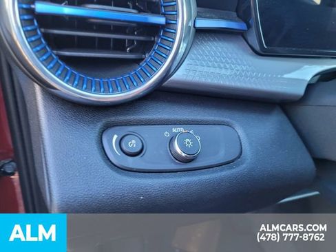 Used 2025 Chevrolet Trax LT w/ LT Convenience Package image 9