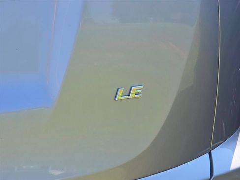Used 2018 Toyota RAV4 LE FWD image 9