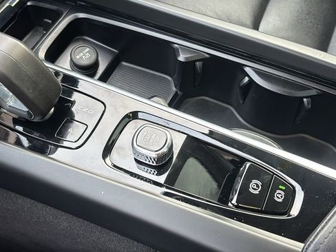 Certified 2024 Volvo XC60 B5 Core w/ Protection Package Premier image 21