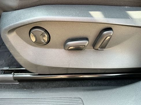 Used 2024 Volkswagen Tiguan SE image 12