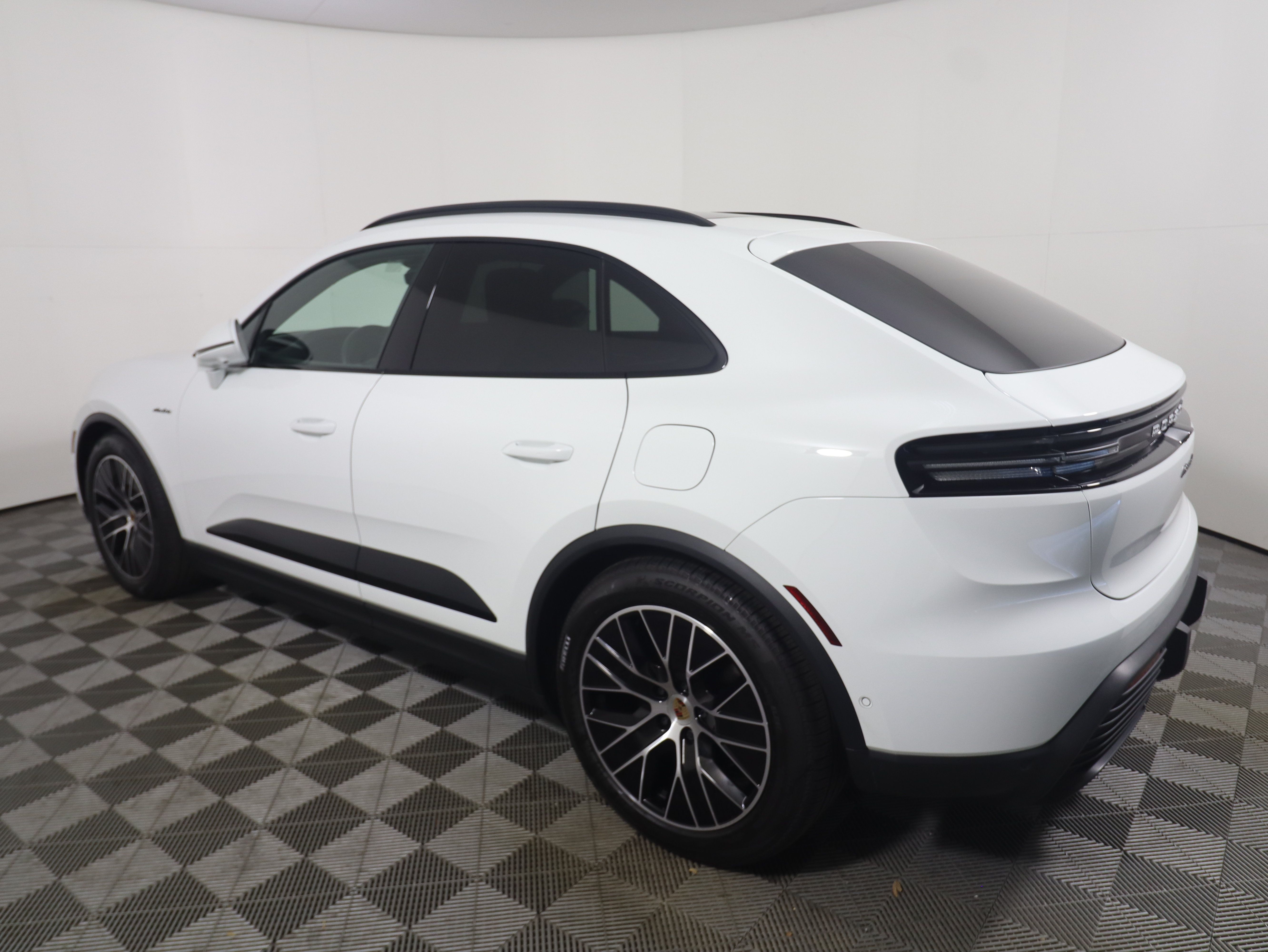 Used 2025 Porsche Macan 4 Electric AWD/4WD image 3