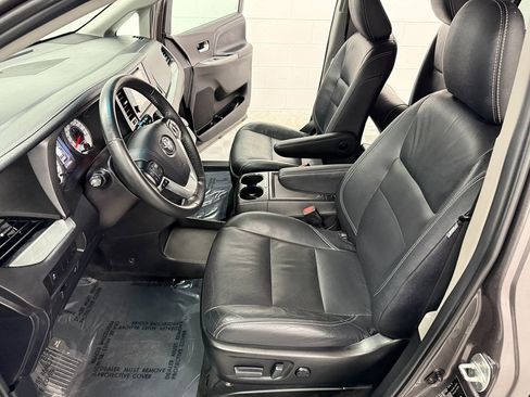 Used 2017 Toyota Sienna SE FWD image 10