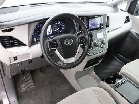 Used 2018 Toyota Sienna LE FWD image 13