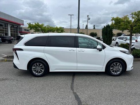 Certified 2023 Toyota Sienna LE FWD image 6