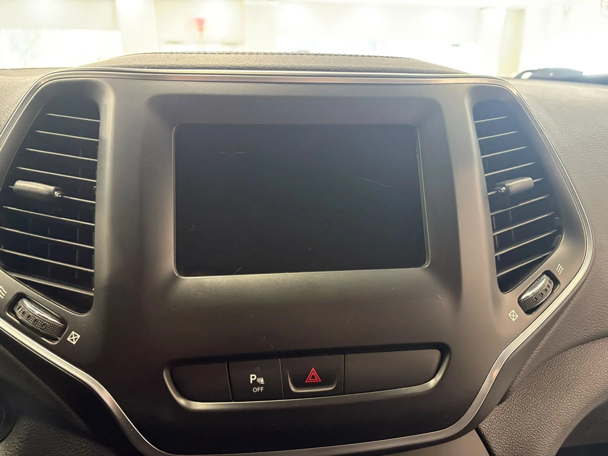 Used 2020 Jeep Cherokee Latitude Plus AWD/4WD image 24