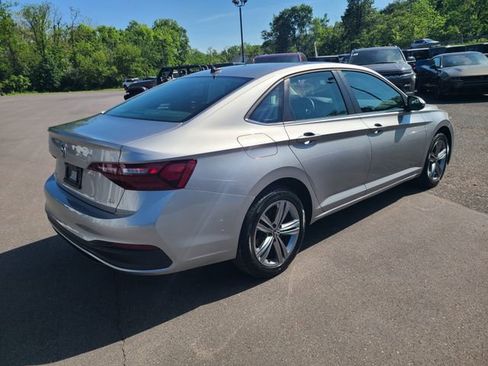 Used 2024 Volkswagen Jetta SE w/ Panoramic Sunroof Package FWD image 5