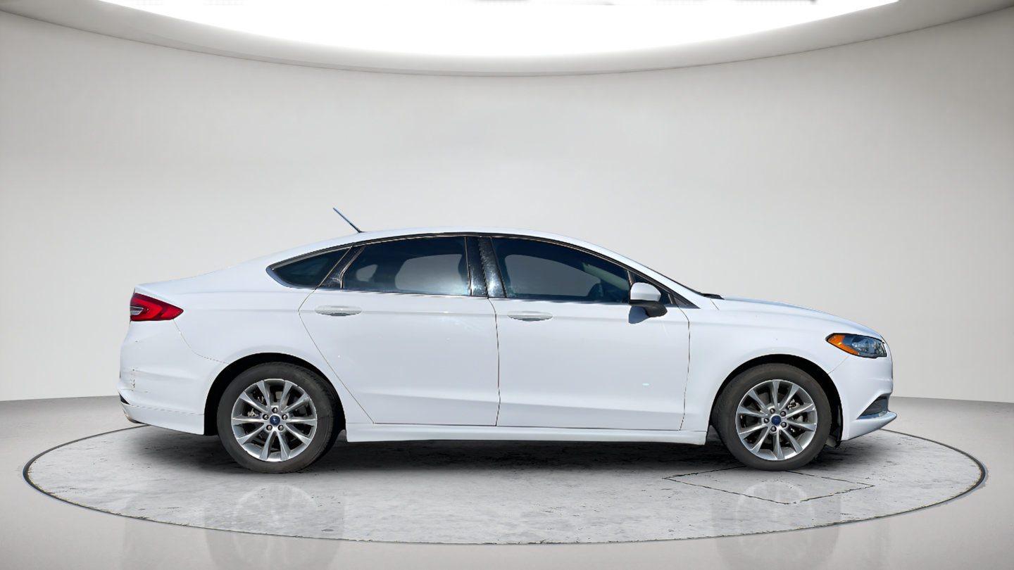 Used 2017 Ford Fusion SE w/ Fusion SE Technology Package FWD image 4